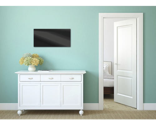 Szene eines Flurs mit Kommode, Blumenvase, Bild und offener Tür