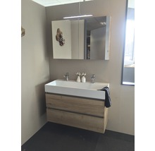 Badezimmer Waschbecken mit Unterschrank und Spiegelschrank mit Lampe