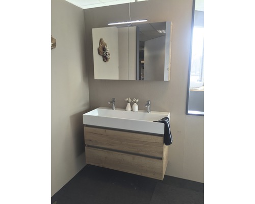 Badezimmer Waschbecken mit Unterschrank und Spiegelschrank mit Lampe