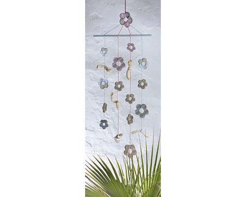Dekoratives Mobile mit Blumenelementen und Naturholzstücken