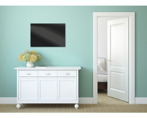 Zimmeransicht mit Kommode, Dekoration, Wandbild und offener Tür