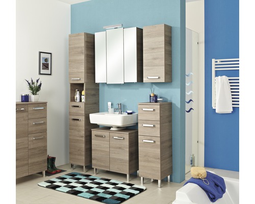 Badezimmer mit Waschbecken, Spiegelschrank und verschiedenen Schränken in Holzausführung