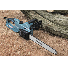 Makita Kettensäge auf Holzhackschnitzeln