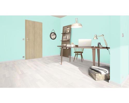 Helles Arbeitszimmer mit Schreibtisch, Stuhl, Regalen und Holztür.