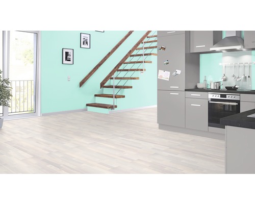 Heller Raum mit Küche, Treppe und Laminatboden