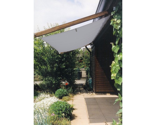 Sonnensegel Rechteck gerade silbergrau mit Regenschutz 140x220 cm Sonnensegel über einer Terrasse mit Blick auf einen Garten