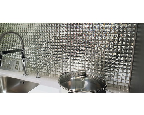 Küchenszene mit Mosaikfliesenwand, Spüle, Armatur und Kochtopf