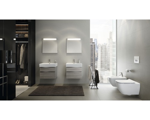 Modernes Badezimmer mit zwei Waschbecken, Spiegeln, Toilette und Bidet vor einem Fenster mit Blick auf eine Stadt