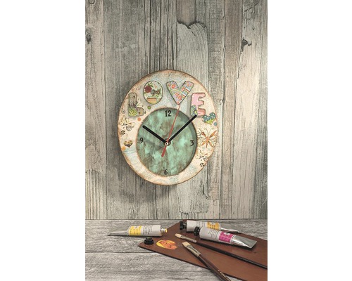 Dekorative Wanduhr mit dem Schriftzug Liebe und Malutensilien