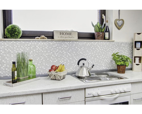 Küchenszene mit Mosaikfliesen, Dekorationen, Obst und Herd