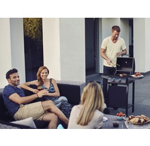 Grillparty im Freien mit Gasgrill und entspannten Menschen