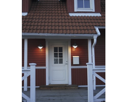 Eingangsbereich eines Hauses mit Außenleuchten