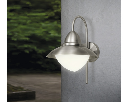 Außenwandleuchte aus Edelstahl mit Schirm und weißem Lampenglas