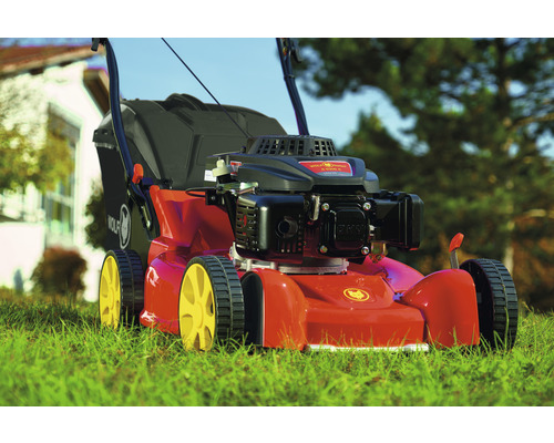 Wolf Garten Benzinrasenmäher auf Rasen