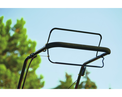 Detailaufnahme des Griffbügels eines Rasenmähers