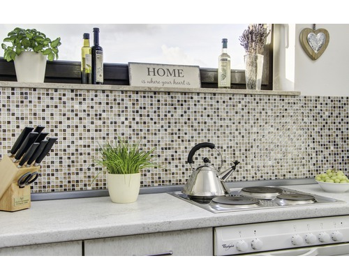 Küchenszene mit Mosaikfliesen, Kochfeld und Küchenutensilien