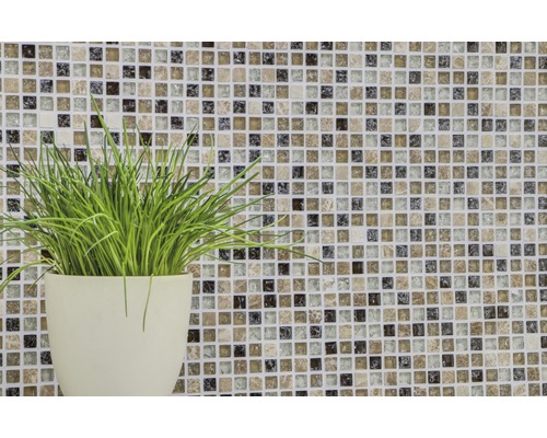 Mosaikfliese mit Pflanzen in einem Topf