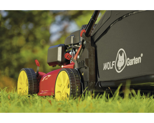 Wolf Garten Rasenmäher im Einsatz auf Rasenfläche