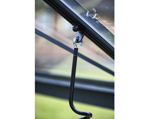 Detailaufnahme eines Fensterhebers an einem Gewächshausfenster.