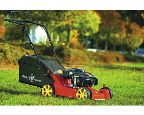 Wolf Garten Rasenmäher auf einer Rasenfläche