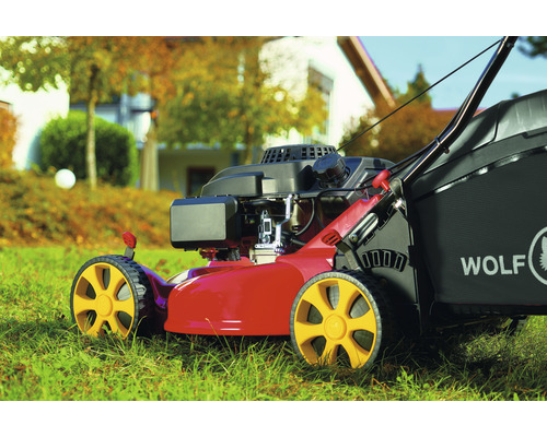 Wolf Garten Rasenmäher auf Rasen im Garten