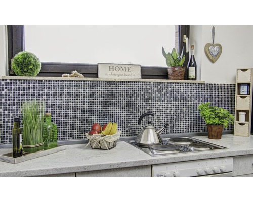 Küchenszene mit Mosaikfliesen, Dekorationen und Küchenutensilien auf einer Arbeitsplatte