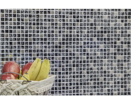 Mosaikfliesenwand mit Obstschale im Küchenbereich