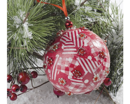 Weihnachtsbaumkugel mit Muster und Verzierungen an Tannenzweig