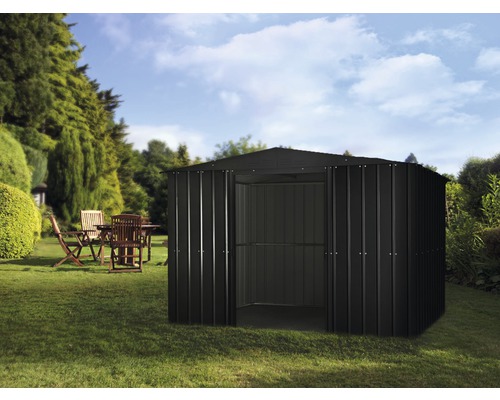 Metall Gerätehaus im Garten mit geöffneter Tür