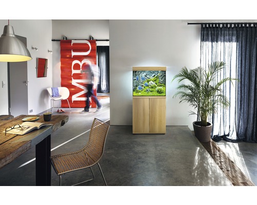 Wohnzimmer mit Aquarium auf Unterschrank, Esstisch und Stühlen