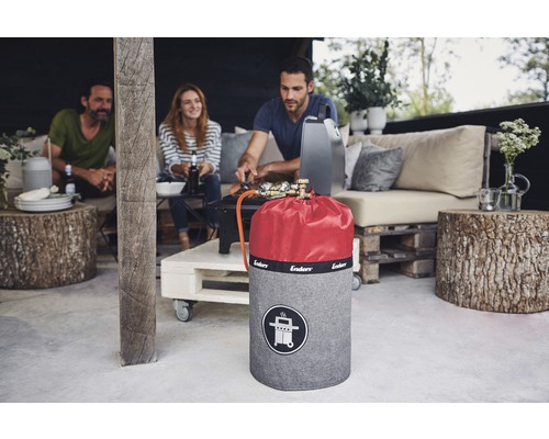 Abdeckung für Gasflasche im Außenbereich mit Personen beim Grillen