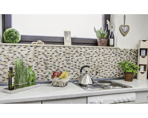 Küchenszene mit Mosaikfliesen, Dekorationen und Küchenutensilien auf einer Arbeitsplatte