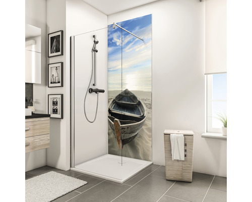 Duschrückwand Schulte Decodesign 900x2100x3 mm Foto Ruderboot Strand Badezimmer mit Duschkabine, Waschbecken, Spiegel und Dekorationen. Die Duschkabine hat ein Motiv mit einem Boot am Strand.