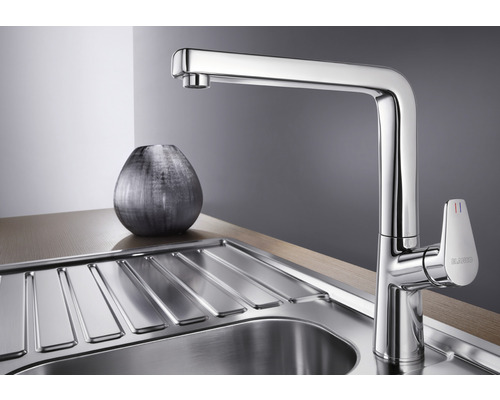 Küchenarmatur aus Metall neben Spülbecken