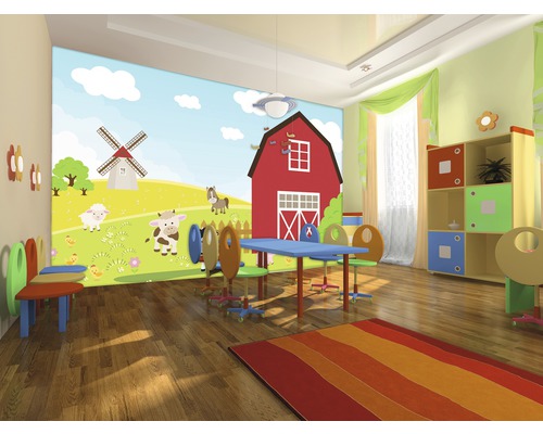 Kinderzimmer mit Bauernhof-Wandbild, Tisch und Stühlen