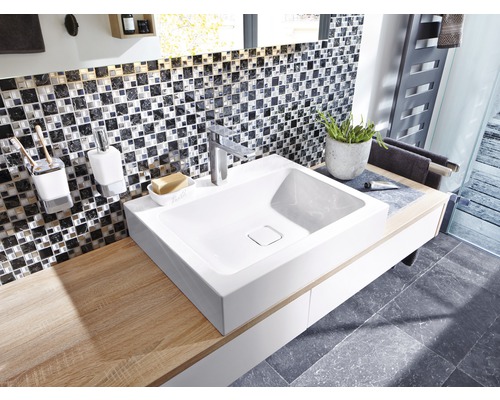 Badezimmer mit Waschbecken, Armatur, Mosaikfliesen und Holzablage