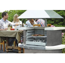Gemauerter Grill mit Grillgut und sitzenden Personen