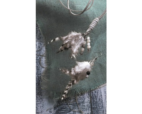 Halskette mit Federanhänger und passendem Ohrring