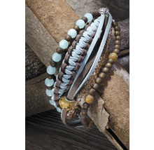 Mehrreihiges Armband mit Perlen, geflochtenen und glatten Bändern auf Holz