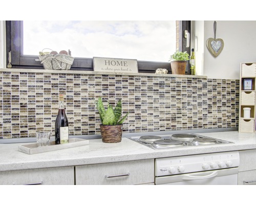 Küchenszene mit Mosaikfliesen, Herd und Dekoration