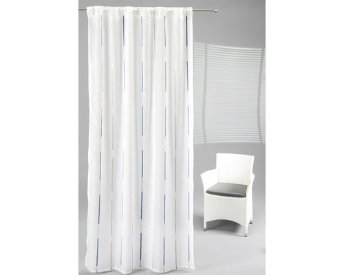 Weißer, transparenter Flächenvorhang mit blauen Streifen vor einem weißen Sessel