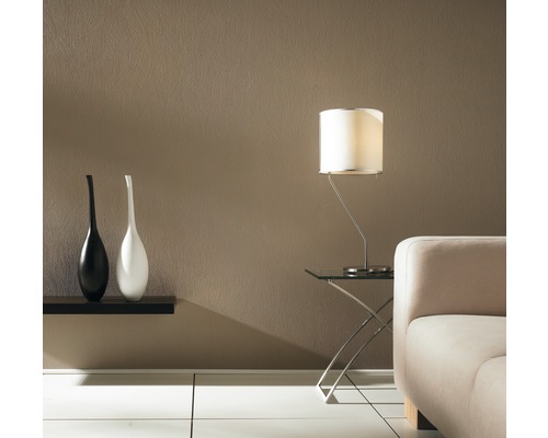 Wohnzimmer mit Tapete, Lampe, Sofa und Dekoration