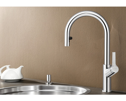 Küchenarmatur aus Metall mit hohem Auslauf