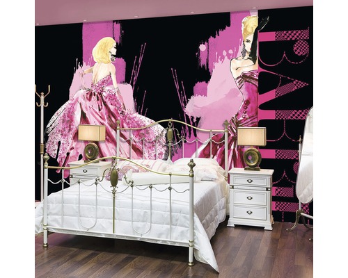Schlafzimmer mit einer Fototapete mit einem Modedesign hinter einem Bett.