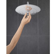Installation eines Duschkopfes im Badezimmer