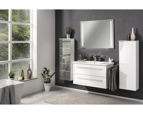 Badezimmer mit Waschbecken, Spiegel, Waschtischunterschrank und Hochschränken