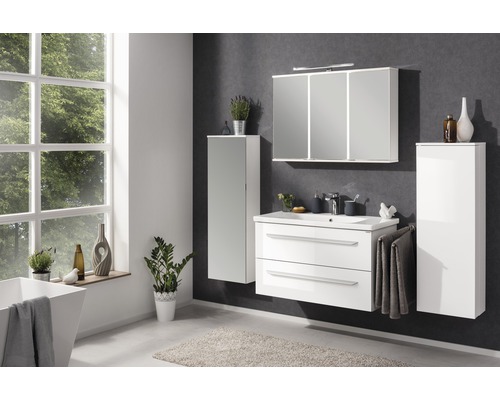 Badezimmer mit Waschbeckenunterschrank, Spiegelschrank, Hochschrank und Badewanne