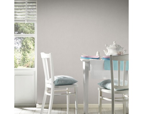 Heller Raum mit Tisch, Stühlen und Fenster für Wohnraumgestaltung