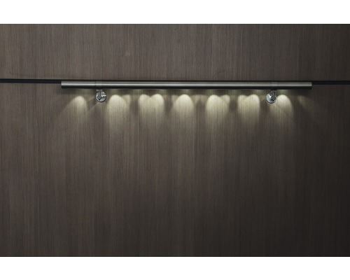 Edelstahl-Handlauf mit integrierter Beleuchtung an einer Holzvertäfelung