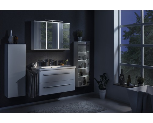 Modernes Badezimmer-Interieur mit Waschtisch, Spiegelschrank und Hochschrank